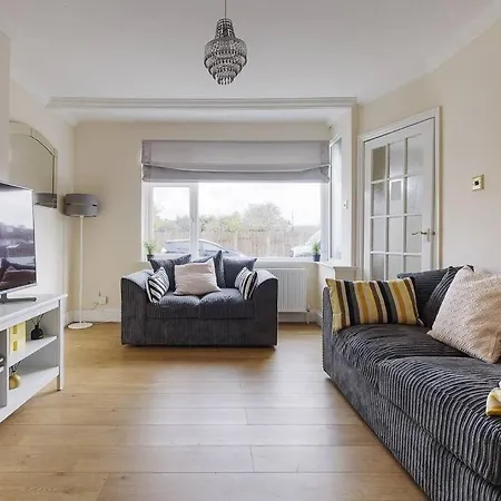 Modern 4 Bedroom House In Heathrow, London Stanwell Exterior photo