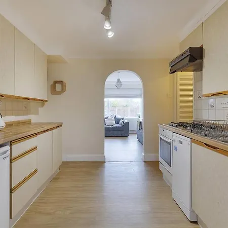 Modern 4 Bedroom House In Heathrow, London Stanwell Exterior photo