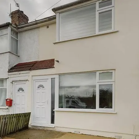 Modern 4 Bedroom House In Heathrow, London Stanwell Exterior photo