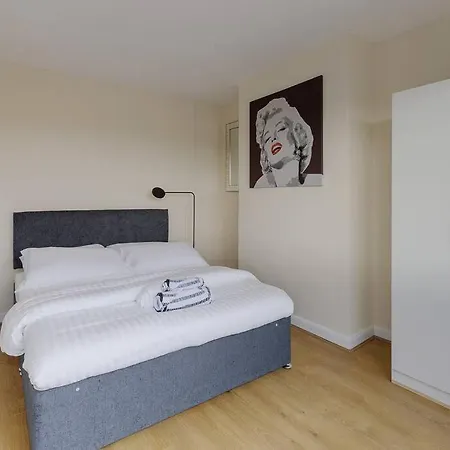 Modern 4 Bedroom House In Heathrow, London Stanwell Exterior photo
