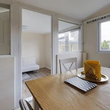 Modern 4 Bedroom House In Heathrow, London Stanwell Exterior photo
