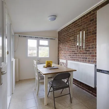 Modern 4 Bedroom House In Heathrow, London Stanwell Exterior photo