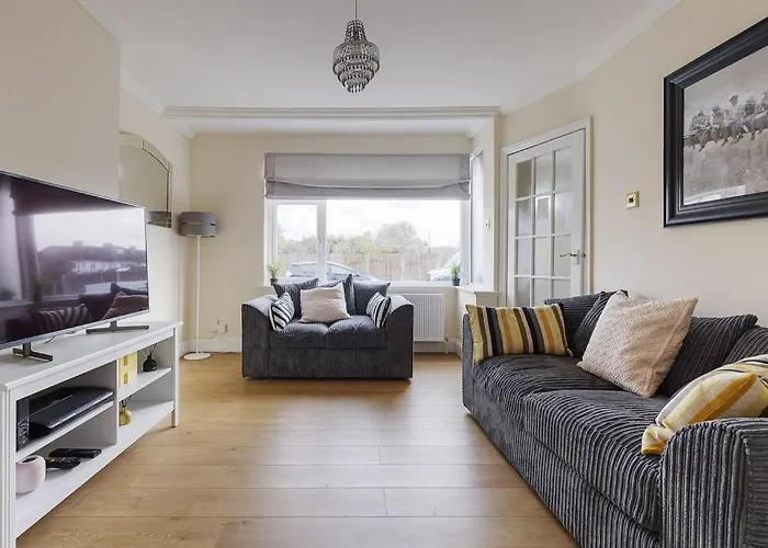 Modern 4 Bedroom House In Heathrow, London