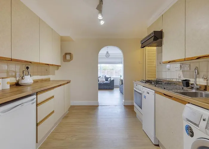 Modern 4 Bedroom House In Heathrow, London