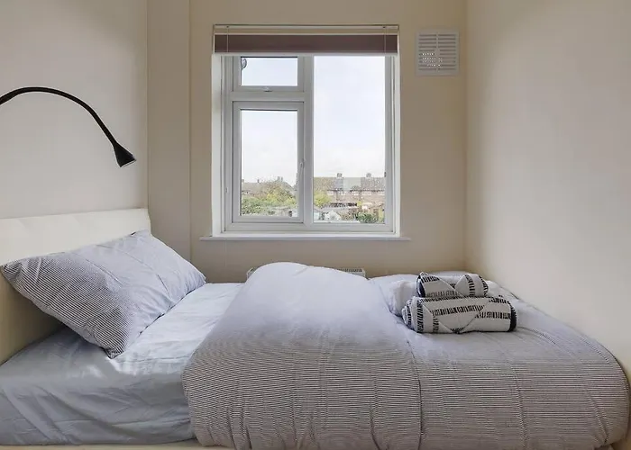Modern 4 Bedroom House In Heathrow, London
