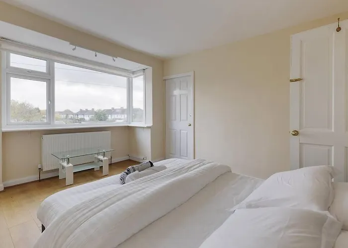 Modern 4 Bedroom House In Heathrow, London